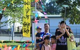 Con đường chong chóng rực rỡ sắc màu giữa lòng Hà Nội